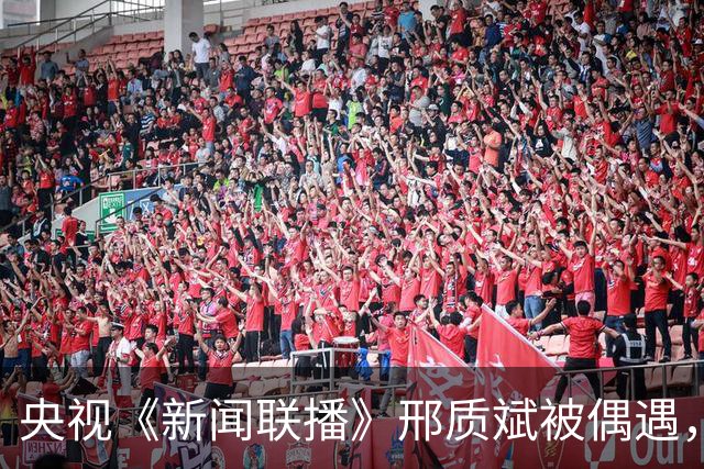 央视《新闻联播》邢质斌被偶遇，身材发福满头白发像邻家老奶奶